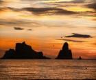 Ηλιοβασίλεμα πάνω από τη θάλασσα με το Μήδοι Νήσων στο παρασκήνιο
